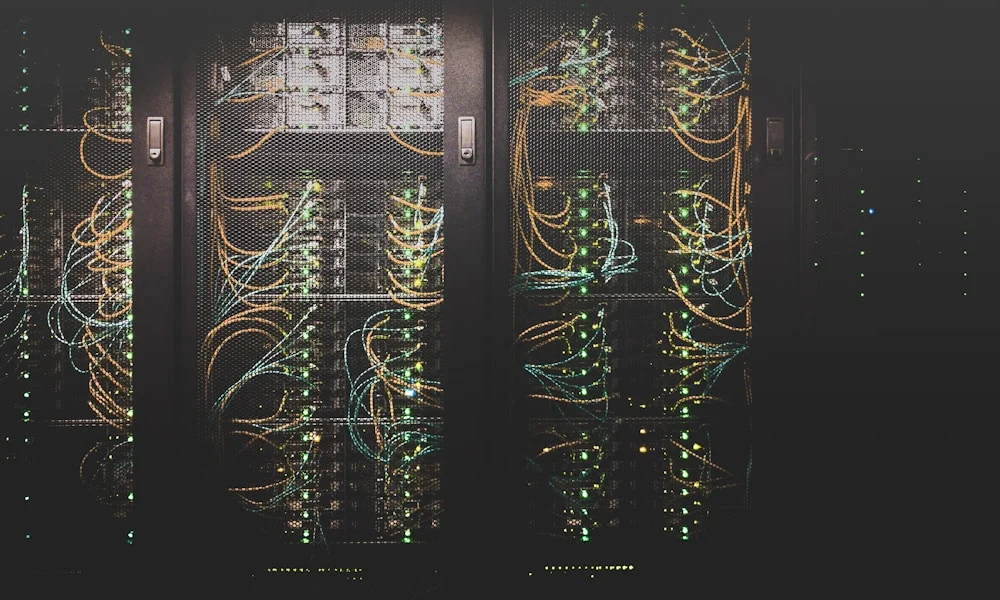 مرکز داده مدرن با تراشه‌های فوتونیکی